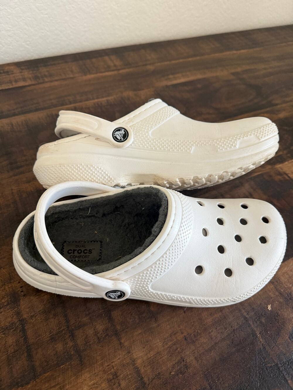 Crocs Women’s Size 8 White Fleece Lined Classic Clogs Dual Comfort